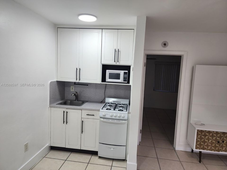For Rent: $1,650 (1 beds, 1 baths, 3240 Square Feet)