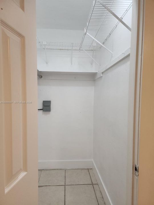 For Rent: $1,650 (1 beds, 1 baths, 3240 Square Feet)