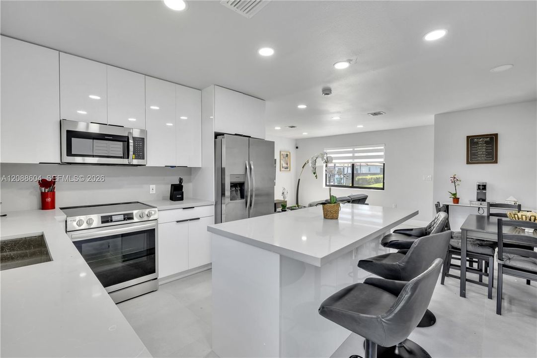 En Renta: $4,495 (3 camas, 2 baños, 1165 Pies cuadrados)