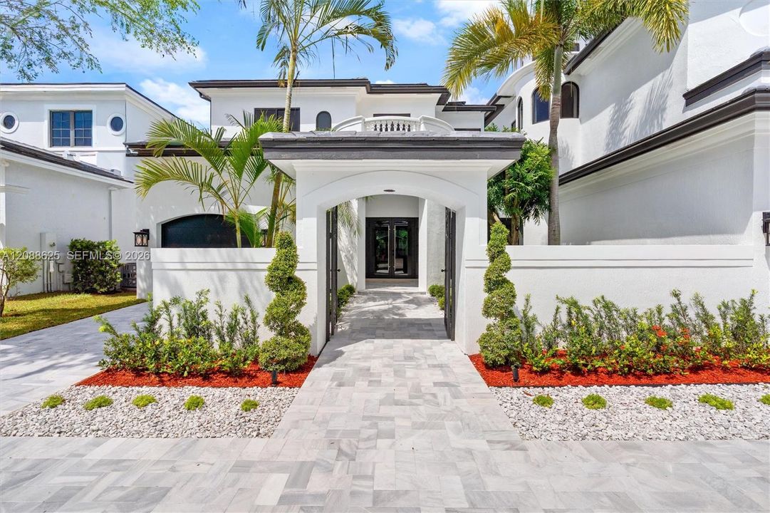 For Sale: $5,295,000 (6 beds, 6 baths, 6497 Square Feet)