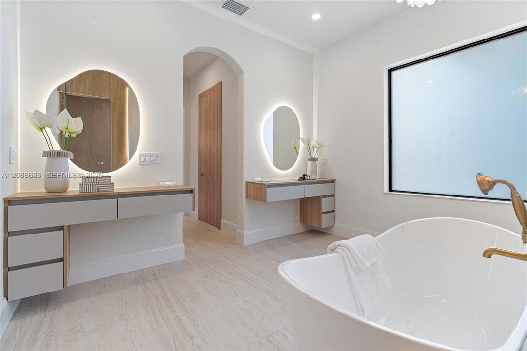 For Sale: $5,295,000 (6 beds, 6 baths, 6497 Square Feet)