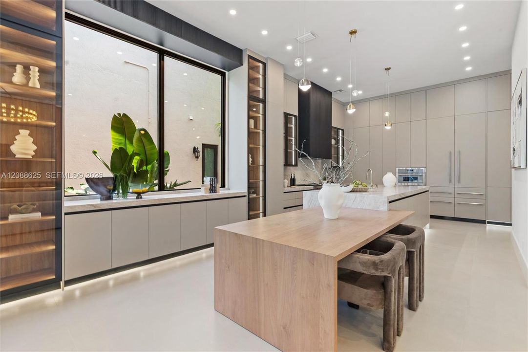 For Sale: $5,295,000 (6 beds, 6 baths, 6497 Square Feet)