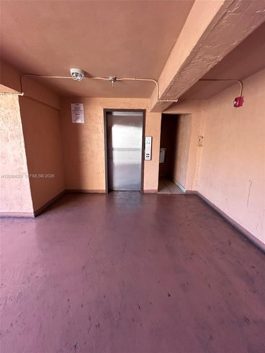 For Rent: $2,000 (2 beds, 1 baths, 998 Square Feet)