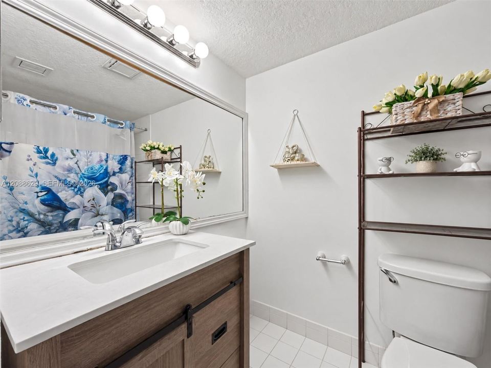 For Sale: $285,000 (2 beds, 2 baths, 900 Square Feet)