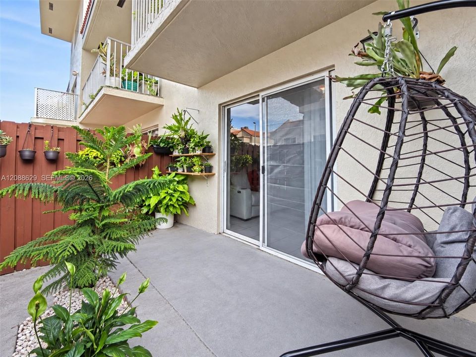For Sale: $285,000 (2 beds, 2 baths, 900 Square Feet)