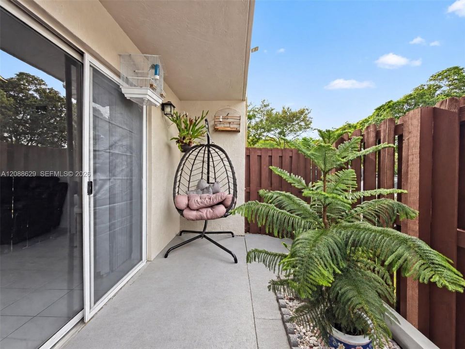 For Sale: $285,000 (2 beds, 2 baths, 900 Square Feet)