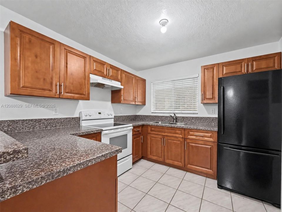 For Sale: $285,000 (2 beds, 2 baths, 900 Square Feet)