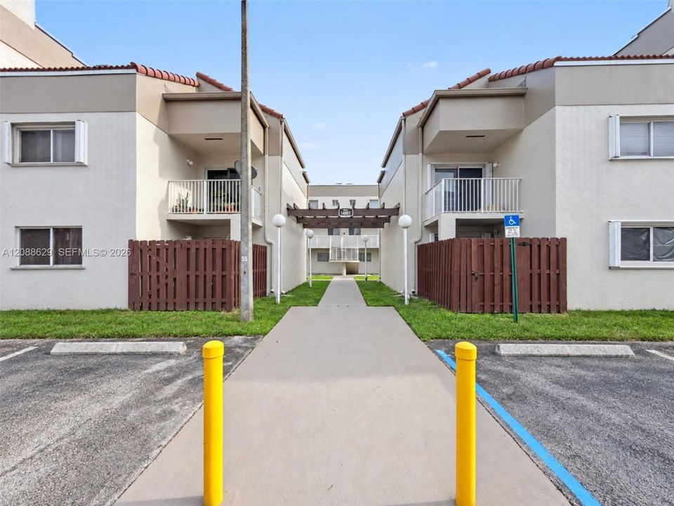 For Sale: $285,000 (2 beds, 2 baths, 900 Square Feet)