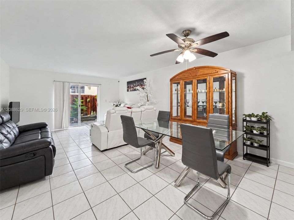 For Sale: $285,000 (2 beds, 2 baths, 900 Square Feet)