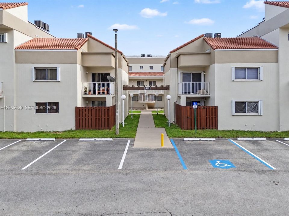 For Sale: $285,000 (2 beds, 2 baths, 900 Square Feet)