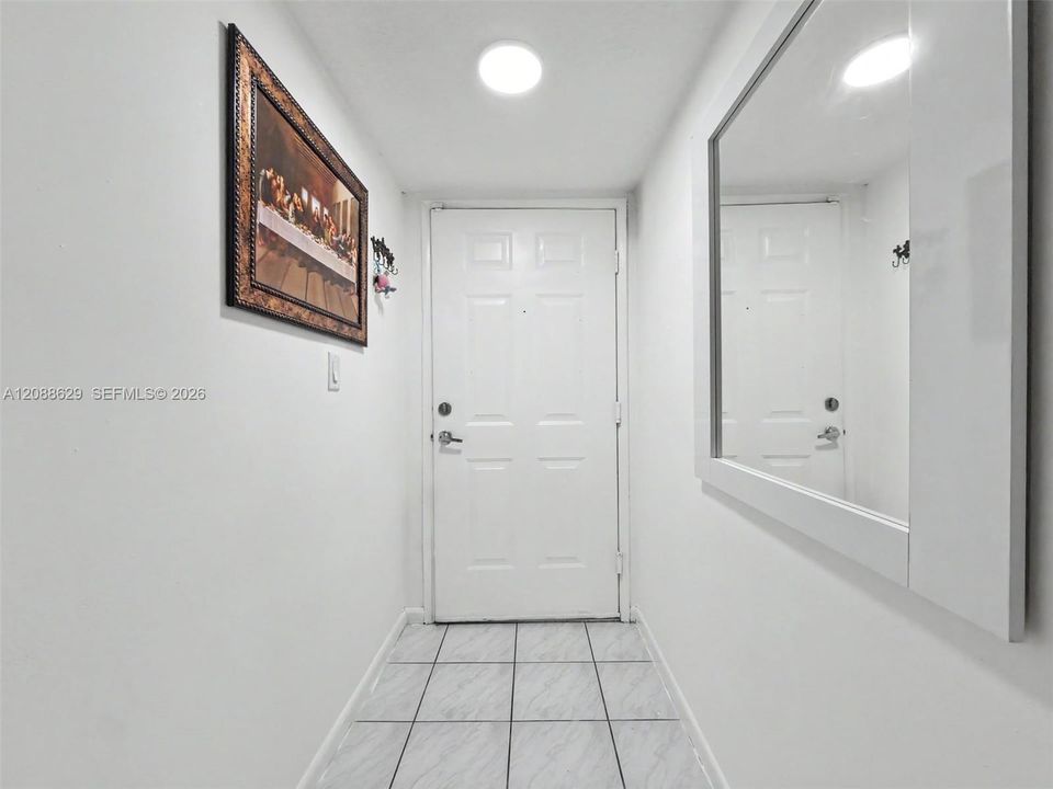 For Sale: $285,000 (2 beds, 2 baths, 900 Square Feet)
