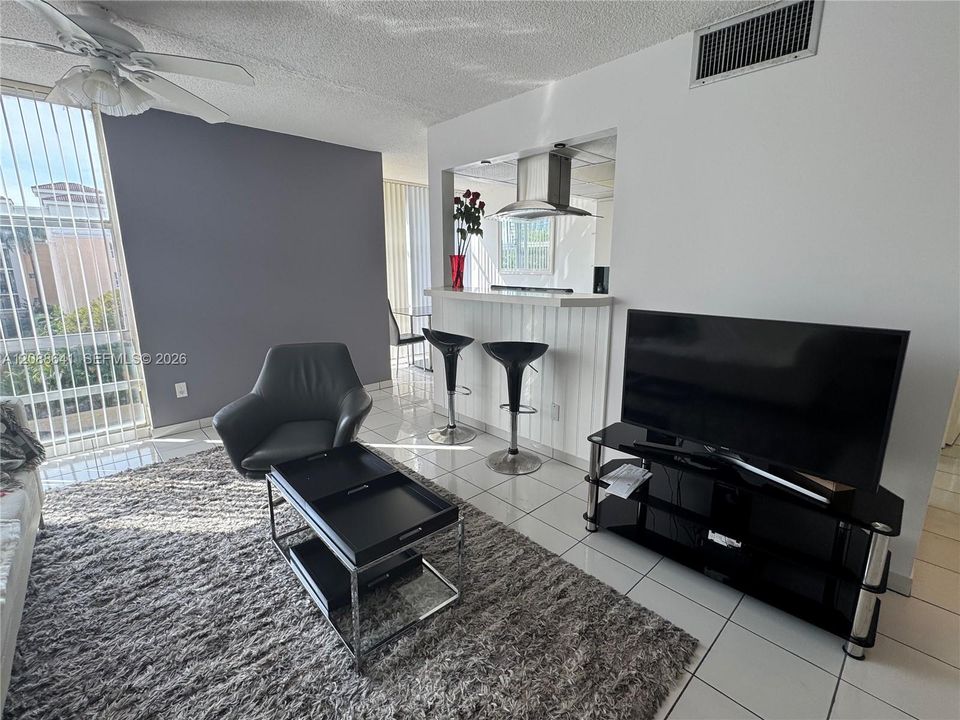 For Rent: $1,975 (1 beds, 1 baths, 725 Square Feet)