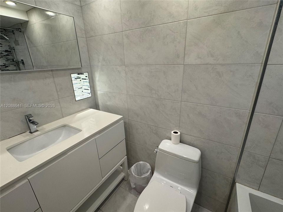 For Rent: $1,975 (1 beds, 1 baths, 725 Square Feet)