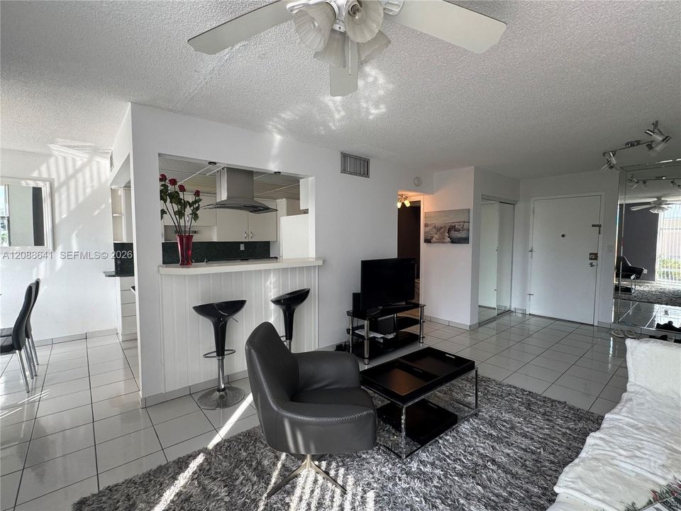 For Rent: $1,975 (1 beds, 1 baths, 725 Square Feet)