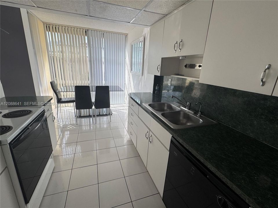 For Rent: $1,975 (1 beds, 1 baths, 725 Square Feet)