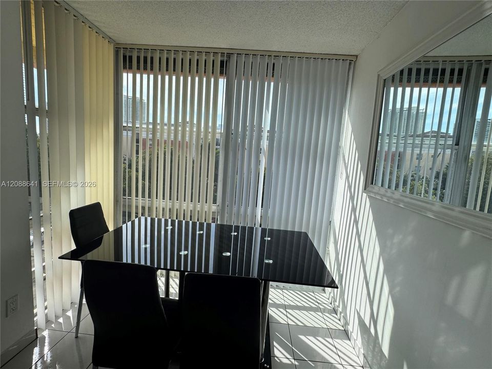 For Rent: $1,975 (1 beds, 1 baths, 725 Square Feet)