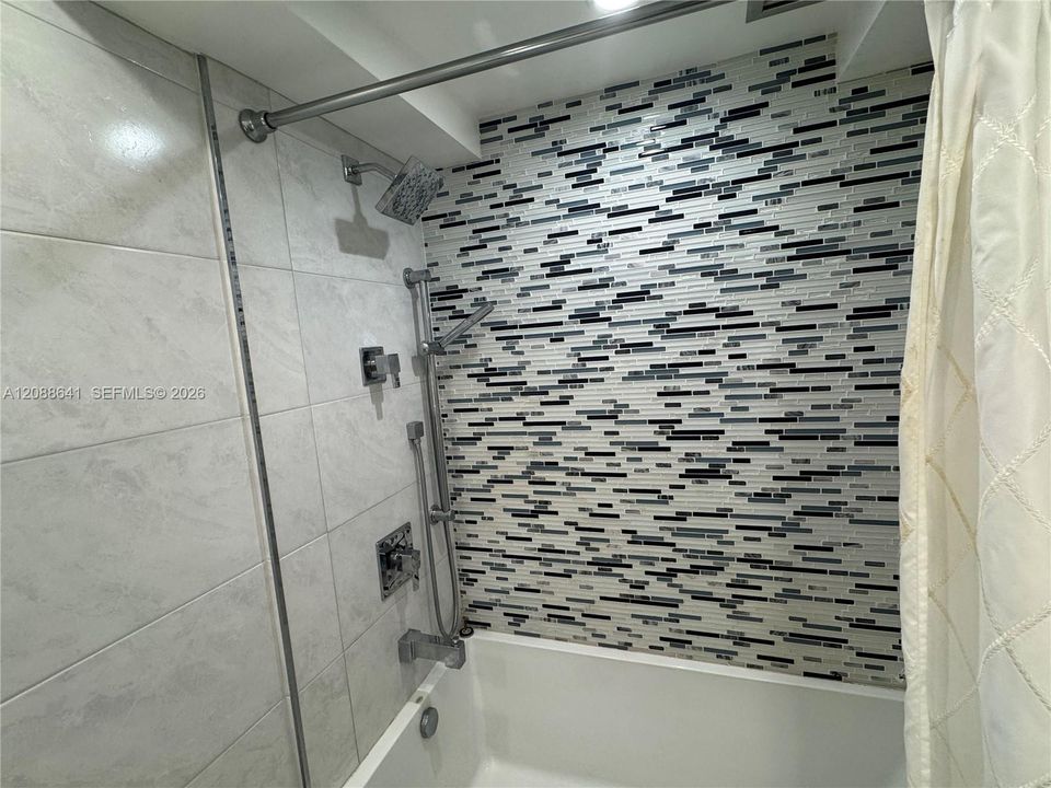 For Rent: $1,975 (1 beds, 1 baths, 725 Square Feet)