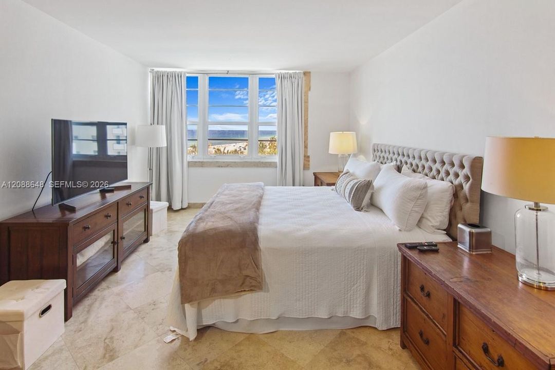 For Sale: $1,799,000 (2 beds, 2 baths, 1190 Square Feet)