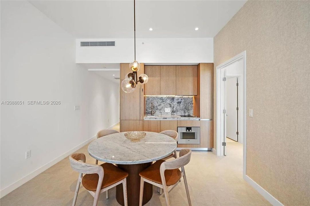 For Sale: $930,000 (1 beds, 2 baths, 846 Square Feet)