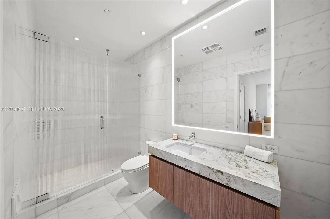 For Sale: $930,000 (1 beds, 2 baths, 846 Square Feet)