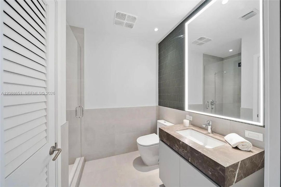 For Sale: $930,000 (1 beds, 2 baths, 846 Square Feet)