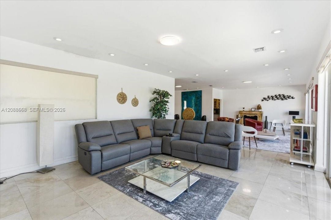 For Rent: $26,900 (5 beds, 4 baths, 4486 Square Feet)
