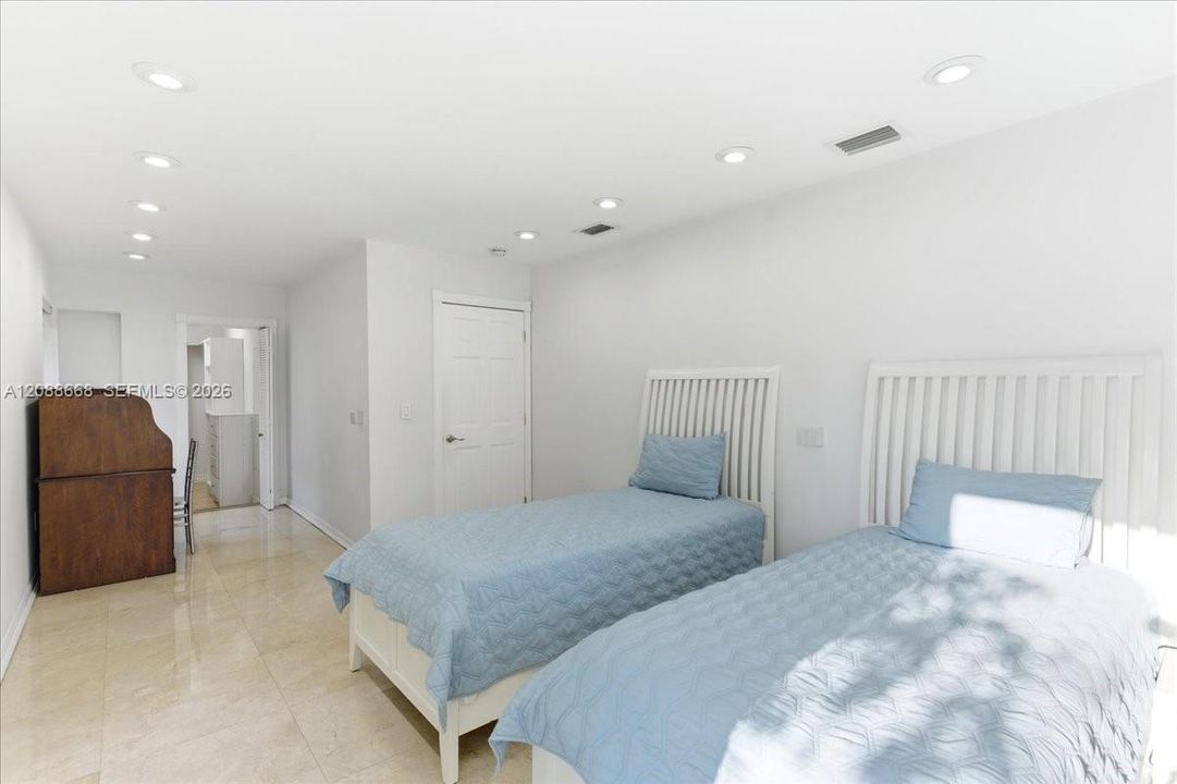 For Rent: $26,900 (5 beds, 4 baths, 4486 Square Feet)