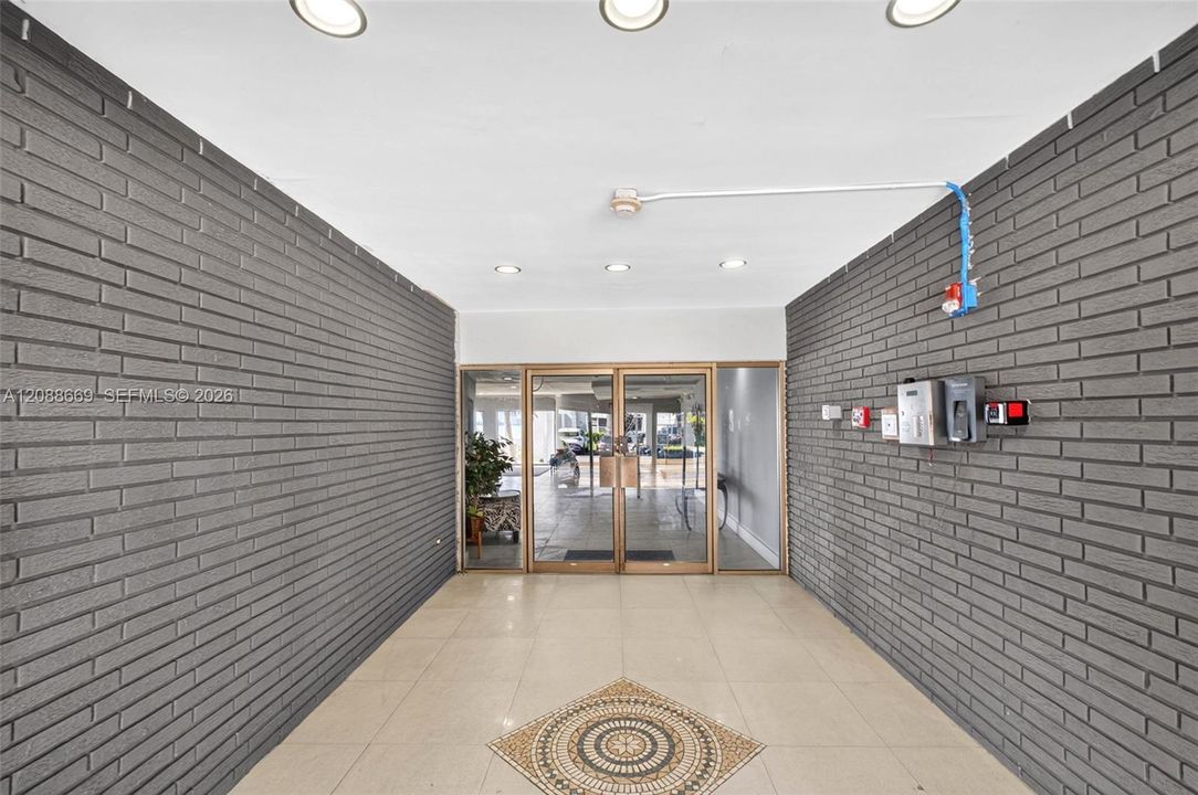 For Sale: $342,000 (2 beds, 2 baths, 1040 Square Feet)
