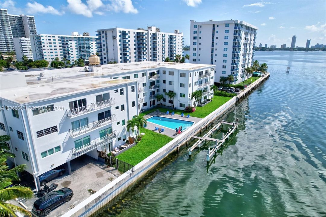 For Sale: $342,000 (2 beds, 2 baths, 1040 Square Feet)