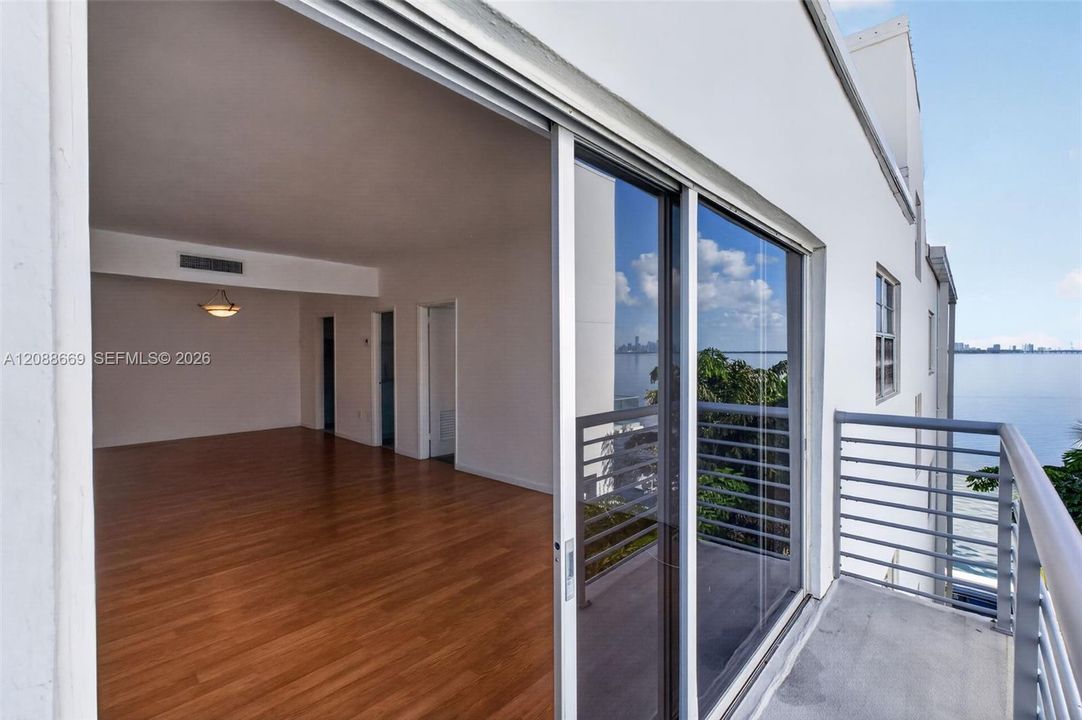 For Sale: $342,000 (2 beds, 2 baths, 1040 Square Feet)