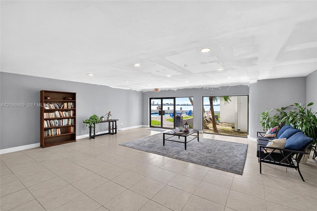 For Sale: $342,000 (2 beds, 2 baths, 1040 Square Feet)