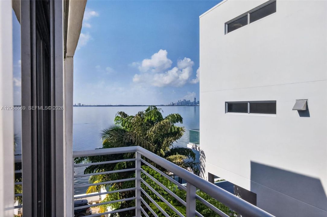 For Sale: $342,000 (2 beds, 2 baths, 1040 Square Feet)
