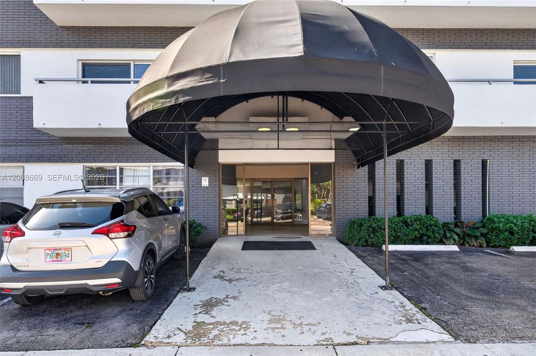 For Sale: $342,000 (2 beds, 2 baths, 1040 Square Feet)