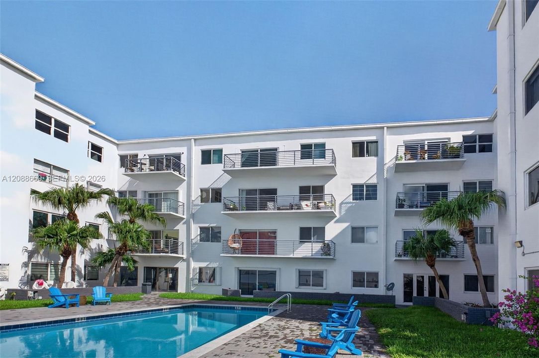 For Sale: $342,000 (2 beds, 2 baths, 1040 Square Feet)