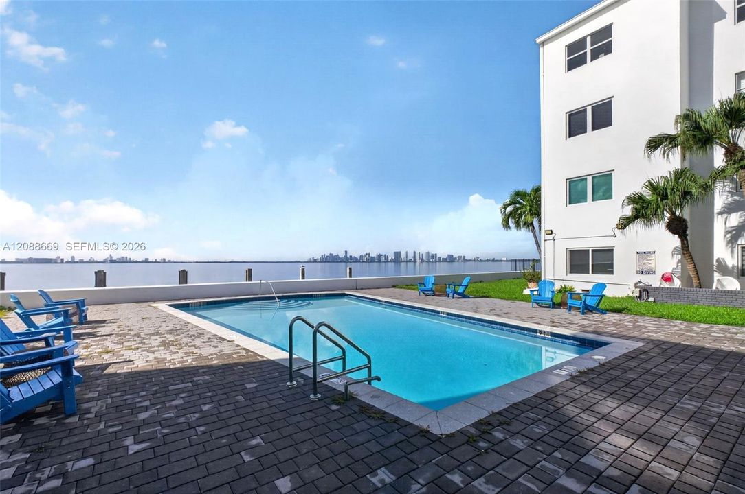 For Sale: $342,000 (2 beds, 2 baths, 1040 Square Feet)