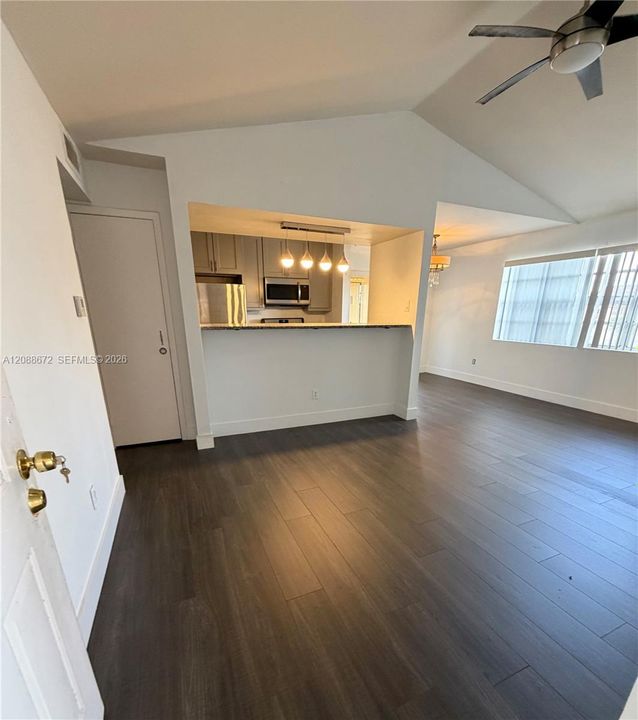 For Sale: $297,000 (2 beds, 2 baths, 1093 Square Feet)