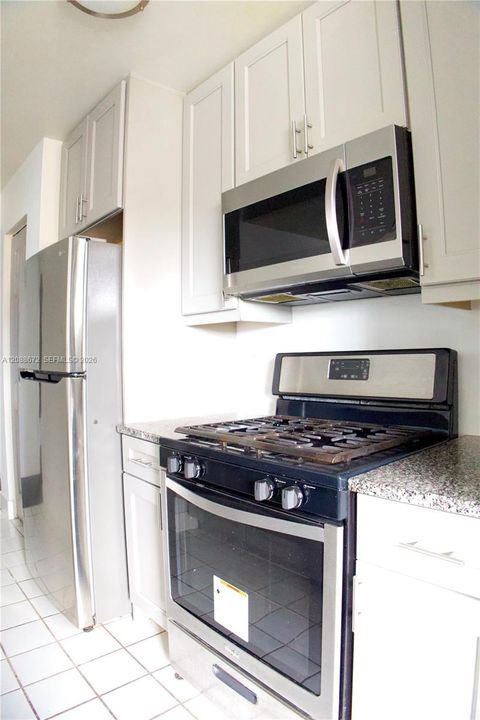 For Sale: $297,000 (2 beds, 2 baths, 1093 Square Feet)