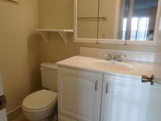 4065 EXETER D - GUEST BATHROOM