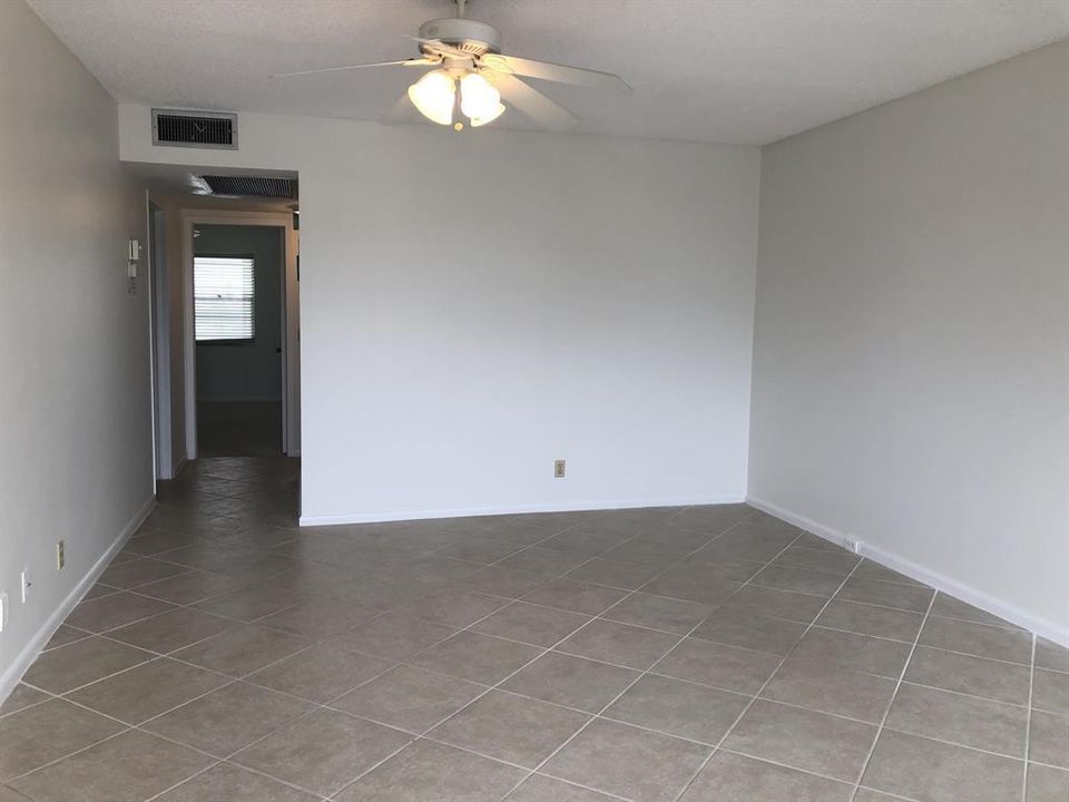 4065 EXETER D - LIVING ROOM