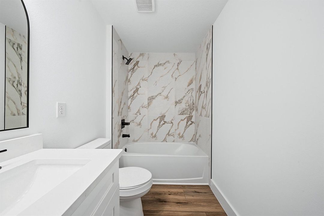 interior - second bathroom 2
