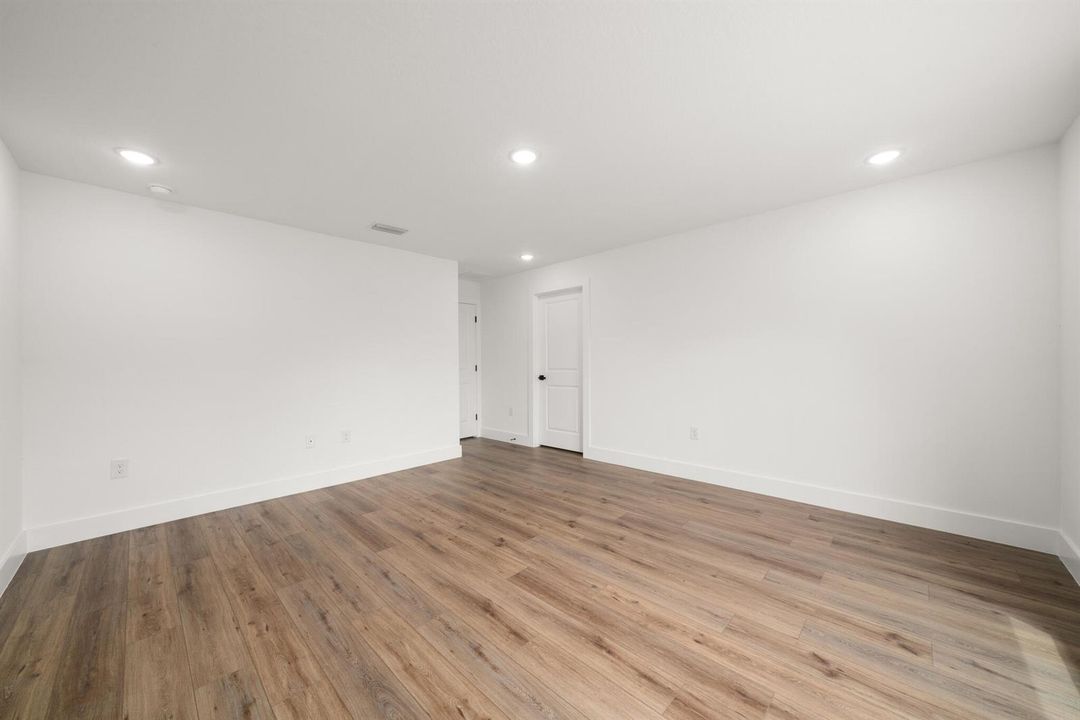 interior - master bedroom 4