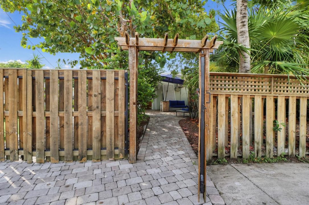62_2240_Harbor_Dr-Exterior-0311