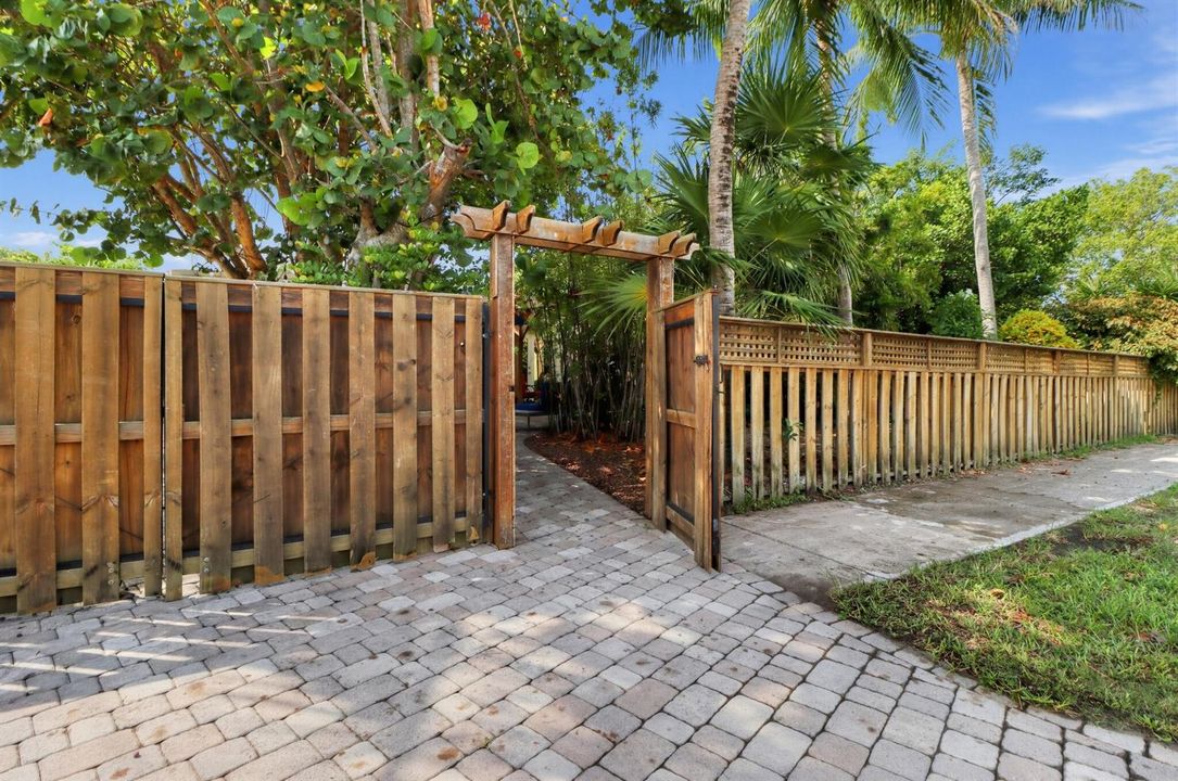 60_2240_Harbor_Dr-Exterior-0309