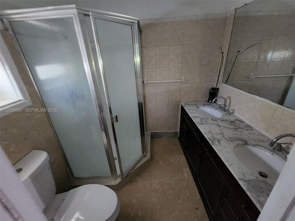 На продажу: $499,000 (6 спален, 2 ванн, 1735 Квадратных фут)