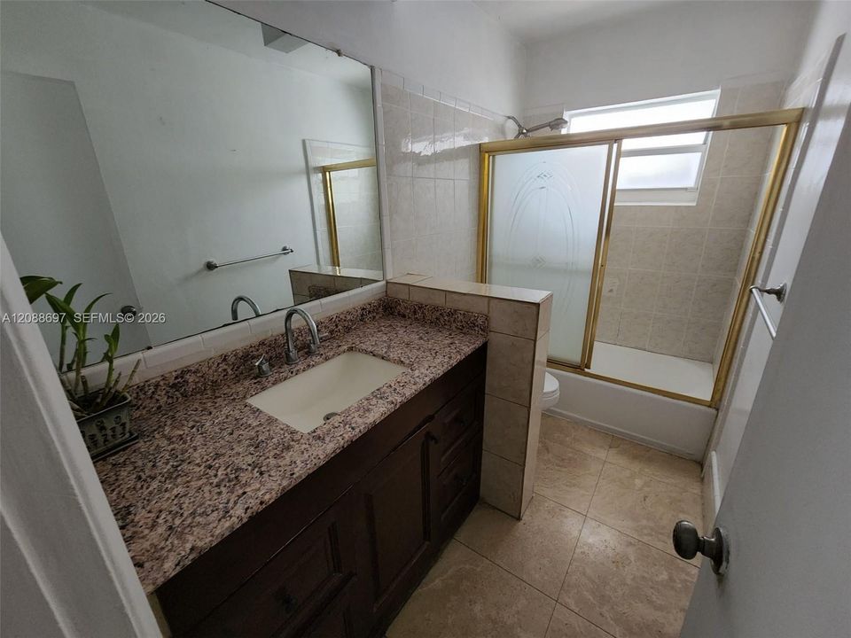 На продажу: $499,000 (6 спален, 2 ванн, 1735 Квадратных фут)