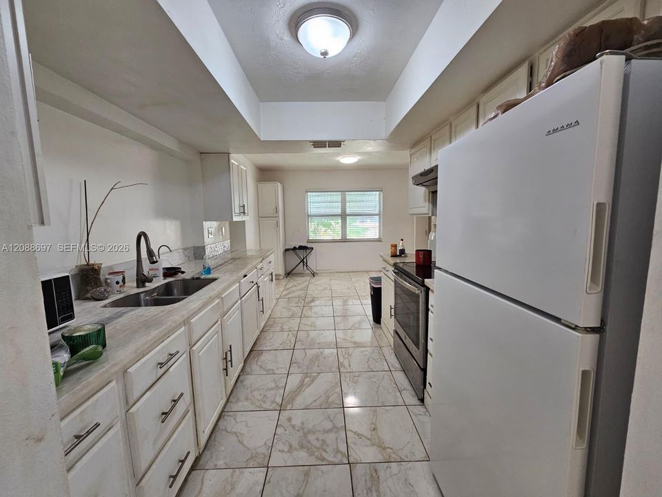 На продажу: $499,000 (6 спален, 2 ванн, 1735 Квадратных фут)