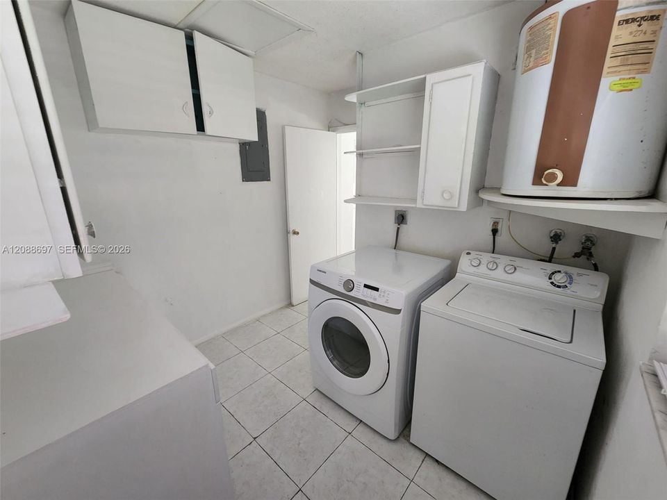 На продажу: $499,000 (6 спален, 2 ванн, 1735 Квадратных фут)