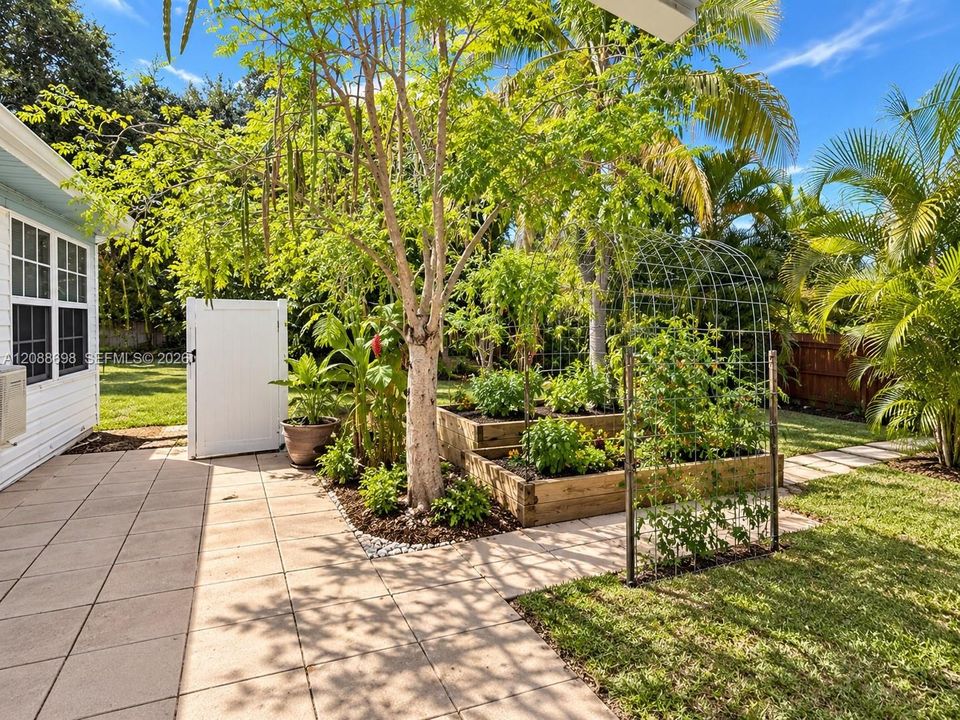For Rent: $2,300 (5 beds, 3 baths, 2181 Square Feet)