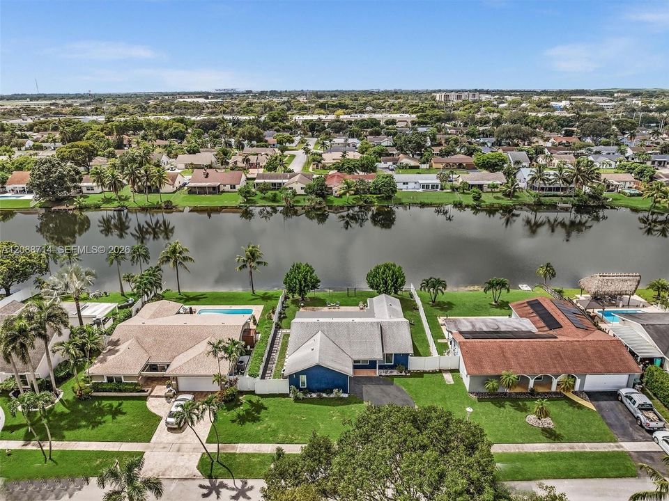 Double gate on right side on home - perfect for RV/boat parking