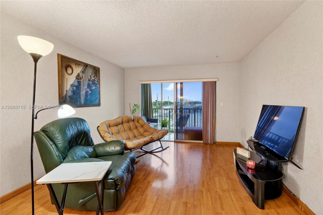 En Venta: $270,000 (3 camas, 2 baños, 1217 Pies cuadrados)